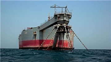 Blick auf den angeschlagenen Öltanker „FSO Safer“ im Roten Meer vor der Küste des von Rebellen gehaltenen Hafens Rass Issa.