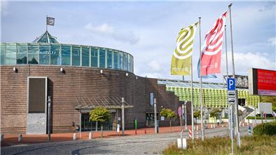 Blick auf den Außenbereich der Stadthalle im Oktober 2024.