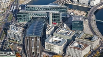 Blick auf den Berliner Hauptbahnhof aus einem Hubschrauber der Bundespolizei.