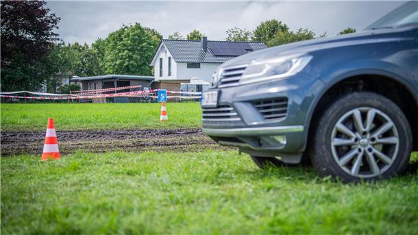 Blick auf den Besucherparkplatz mit tiefen Fahrspuren nach dem nassen ersten Veranstaltungstag.