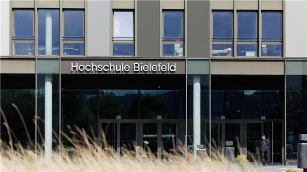 Bielefeld-Hainan: Hochschulgründung in China in der Kritik Blick auf den Eingang zur Hochschule Bielefeld (HSBI).