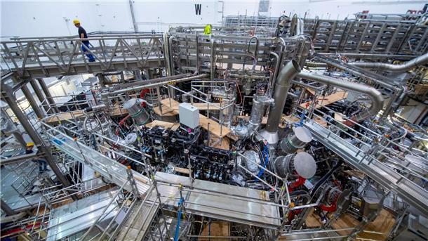 Blick auf den Forschungsreaktor „Wendelstein 7-X“ im Max-Planck-Institut für Plasmaphysik.