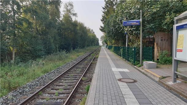 Explosion in Wremen: Ticketautomat wird in die Luft gesprengt Blick auf den Haltepunkt der EVB in Wremen. Rechts ist nur noch der Betonfuß des Fahrkartenautomaten zu sehen.