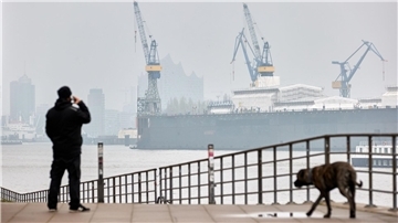 Blick auf den Hamburger Hafen: Nach vorläufigen Daten schrumpfte die Wirtschaftsleistung im vierten Quartal zum Vorquartal um 0,3 Prozent.