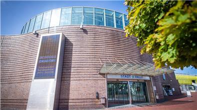 Blick auf den Haupteingang der Stadthalle: Ab Montag legen die Messebauer los, die die Halle in ein Impfzentrum verwandeln.