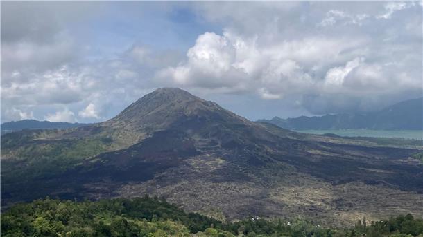 Bali: Gouverneur will Besteigen der heiligen Berge verbieten Blick auf den Mount Batur, einen der als heilig verehrten Vulkane im Nordosten von Bali.