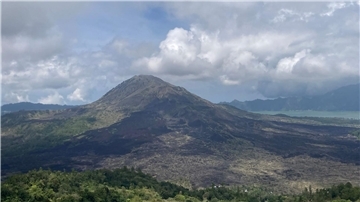 Blick auf den Mount Batur, einen der als heilig verehrten Vulkane im Nordosten von Bali.