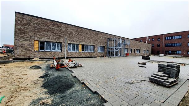 Blick auf den neuen Verwaltungstrakt der Oberschule „Achtern Diek“ in Dorum: Die Arbeiten am Schulhof laufen parallel zum Innenausbau.