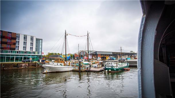 Besucher halten Schaufenster in Bremerhaven die Treue Blick auf den Schaufenster Fischereihafen.