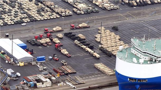 Blick auf die ABC-Halbinsel im Hafen von Bremerhaven: Rund 60 „Bradley"-Panzer warten auf ihren Weitertransport.