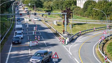 Blick auf die aktuell von Ampelanlagen geregelte Verkehrslage auf der Grimsbystraße in Bremerhaven. Die Sanierung der Straße sorgt für Rückstau in beide Richtungen.
