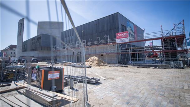 Auswandererhaus wächst Meter um Meter Blick auf die Baustelle für den zweiten Erweiterungsbau des Deutschen Auswandererhauses am Neuen Hafen. Die Bauarbeiter sind aktuell mit Betonarbeiten im Erdgeschoss und der Decke beschäftigt. Foto: Hartmann