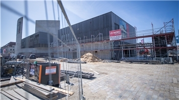 Blick auf die Baustelle für den zweiten Erweiterungsbau des Deutschen Auswandererhauses am Neuen Hafen. Die Bauarbeiter sind aktuell mit Betonarbeiten im Erdgeschoss und der Decke beschäftigt. Foto: Hartmann