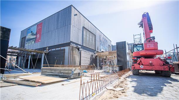 Auswandererhaus wächst Meter um Meter Blick auf die Baustelle für den zweiten Erweiterungsbau des Deutschen Auswandererhauses in Bremerhaven: Die Bauarbeiter sind aktuell mit Betonarbeiten im Erdgeschoss und an der Decke beschäftigt.