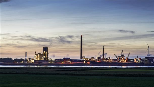Blick auf die Blei- und Zinkhütte von Glencore von der östlichen Weserseite.