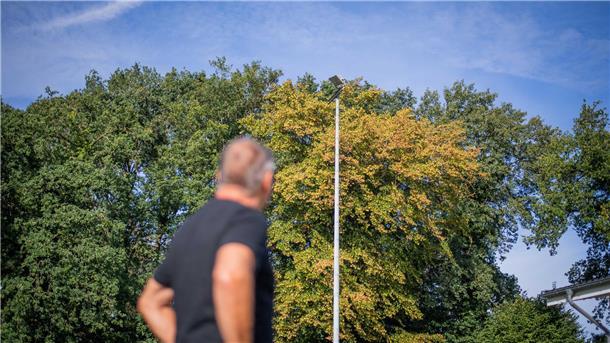  Blick auf die Flutlichtanlage, welche künftig mit LED-Leuchten bestückt werden soll. 