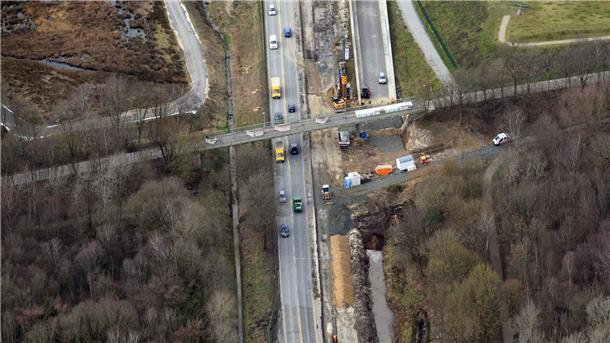 Immer neue Perspektiven: Frische Fotos vom Hafentunnel Blick auf die Fußgängerbrücke, die Leherheide-West mit Schierholz verbindet. Hier beginnt - von der Autobahn kommend - die Fahrt durch den Hafentunnel.