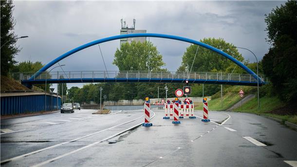 Hafentunnel in Bremerhaven am Mittwoch gesperrt Auf einer Straße stehen Absperrbaken.