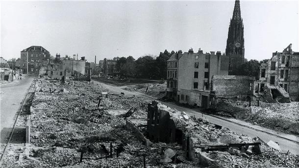 Bremerhaven in Trümmern. In der rechten Bildhälfte ist die Große Kirche zu sehen.