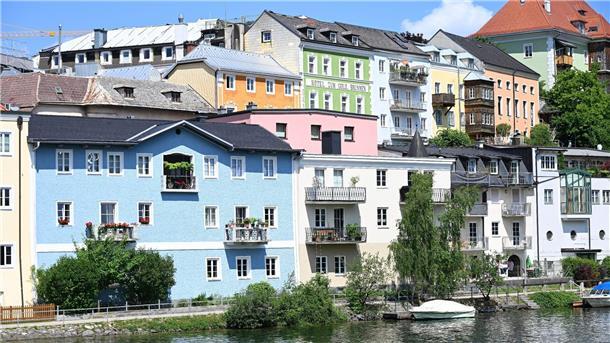 Blick auf die Häuserzeile von Gmunden.