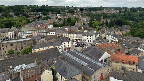 Blick auf die nordenglische Stadt Richmond. Premier Sunak droht seinen Wahlkreis Richmond and Northallerton bei der Parlamentswahl in zwei Wochen zu verlieren.