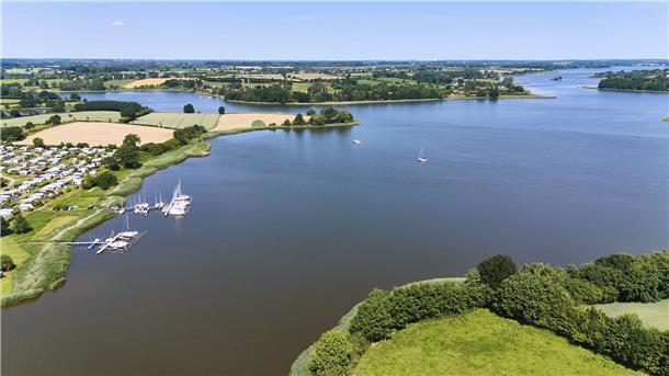 Cottbus unter Reisetipps für 2026 im „Marco Polo“-Trendbuch Blick auf die Schlei: Sie ragt als Meeresarm 42 Kilometer ins Landesinnere hinein. (Archivbild)