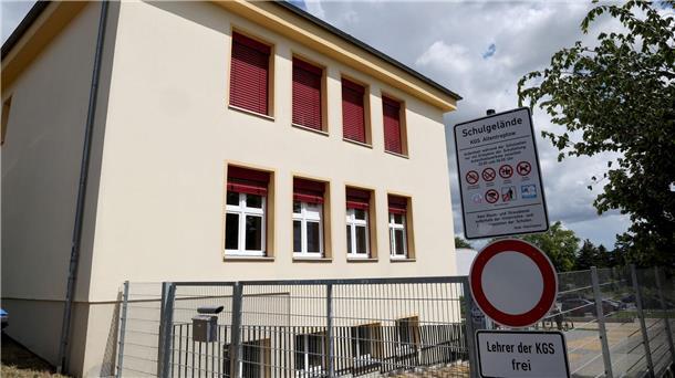 Viele offene Fragen nach dem Drogentod einer 13-Jährigen Blick auf die Schule der 13-Jährigen, die nach der Einnahme einer Ecstasy-Pille gestorben ist.
