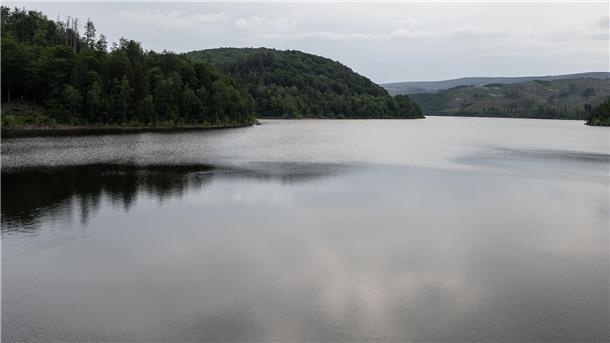Talsperren im Harz für den Sommer gut gefüllt Blick auf die Sösetalsperre im Harz. Die Talsperren im Harz sind unter anderem für die Trinkwasserversorgung von Göttingen bis Bremen zuständig.