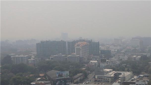 Blick auf die Stadt Chiang Mai, über der dichter Smog hängt.