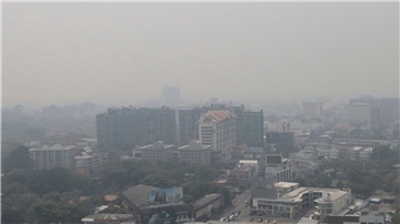Blick auf die Stadt Chiang Mai, über der dichter Smog hängt.