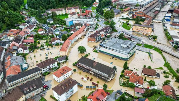 Slowenien und Österreich: Angst vor Erdrutschen Blick auf die überschwemmte Ravne na Koroškem, rund 60 Kilometer nordöstlich von Sloweniens Hauptstadt Ljubljana.
