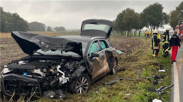 Unfall bei Ippensen: Frau wird in Auto eingeklemmt Blick auf die Unfallstelle an der Kreisstraße 139.