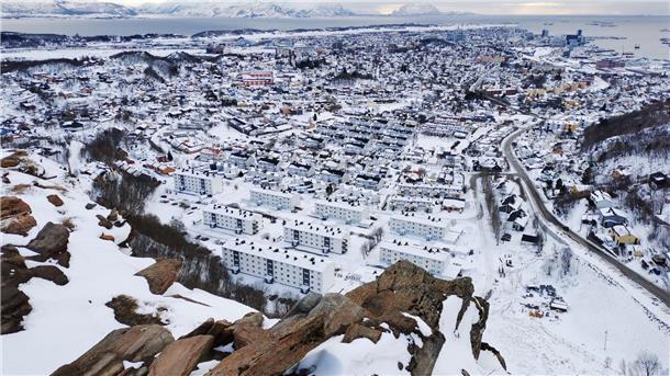 Blick auf die verschneite Stadt. Am 3. Februar findet im Hafen von Bodø die Eröffnungsfeier für die Kulturhauptstadt 2024 statt.