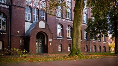 Blick auf die Wilhelm-Raabe-Schule in Bremerhaven Geestemünde; Noch mindestens bis Weihnachten sollen die Security-Leute im Einsatz sein.  