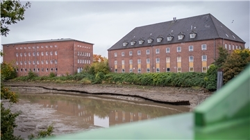 Zwei alte Kasernengebäude.