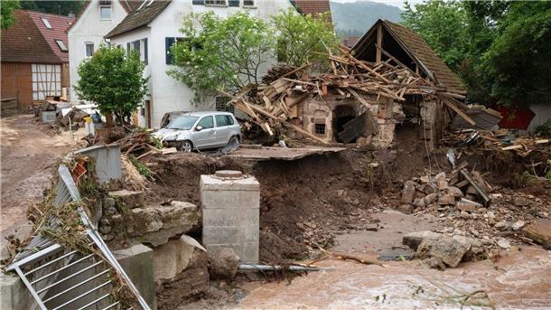 Blick auf ein durch Hochwasser zerstörtes Gebäude an der Wieslauf.