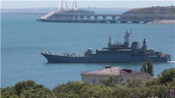 Blick auf ein großes Landungsschiff des russischen Militärs auf der russisch besetzten Krim.
