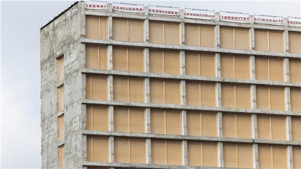 Gewerkschaft: Asbest-Belastung in Wohnhäusern birgt Gefahr Blick auf ein Hochhaus nach einer Asbest Sanierung. In Wohngebäuden in Deutschland schlummern, laut der Industriegewerkschaft Bauen-Agrar-Umwelt, Millionen Tonnen krebserregendes Asbest.