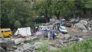 Blick auf ein provisorisches Notunterkunftslager nach dem Erdbeben in der afghanischen Provinz Kunar.