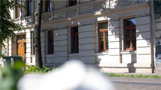 Zweijährige tot: Ermittlungen gegen Eltern und Oma Blick auf ein Wohnhaus iin Halle, in dem am Sonntag ein zwei Jahre altes Mädchen tot in einer Wohnung aufgefunden wurde.