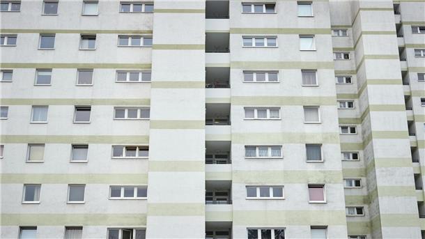 Wohnungsleerstand sinkt deutlich - Druck auf die Mieten Blick auf ein Wohnhaus in Hamburg-Eidelstedt. In Deutschland stehen immer weniger Wohnungen leer.