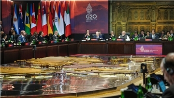 Blick auf eine Arbeitssitzung beim G20-Gipfel auf der indonesischen Insel Bali.