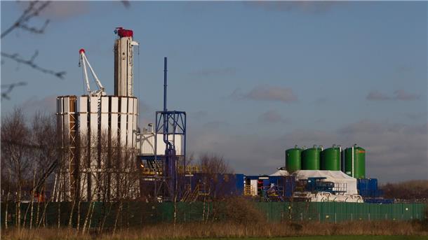 Massiv mehr Treibhausgase bei Öl- und Gasproduktion Blick auf eine Fracking-Anlage im britischen Manchester, die zur Gasproduktion genutzt wird.