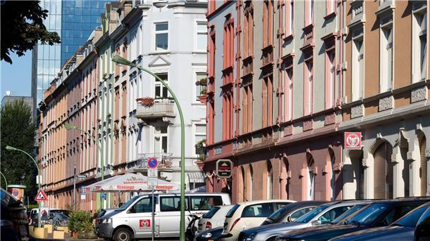 Immobilienpreise sinken 2023 im Rekordtempo Blick auf eine Häuserzeile im Frankfurter Nordend.