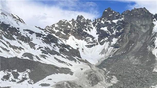 Experte: Permafrost-Schmelze führte zu Bergsturz in Tirol Blick auf eine Seite des Fluchthorns, nachdem sich Gesteinsmassen gelöst haben und bergab gerutscht sind.