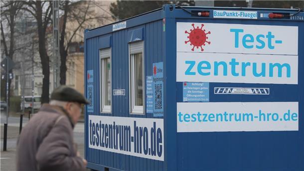 Blick auf eine Teststation am Rostocker Hauptbahnhof.