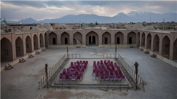 Blick auf eine verlassene Karawanserei nahe der iranischen Wüstenstadt Jasd.