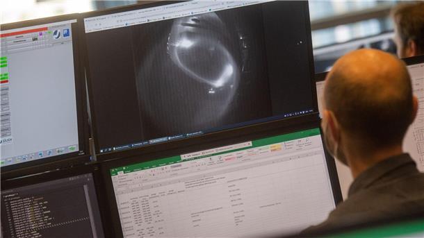Blick auf einen Computermonitor im Kontrollraum des Fusionsexperiments Wendelstein 7-X.