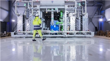 Blick auf einen Elektrolyseur für die Herstellung von grünem Wasserstoff.