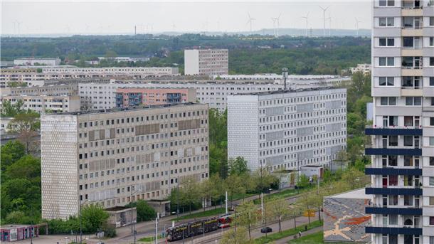Immer mehr DDR-Wohnblöcke unter Denkmalschutz Blick auf einen leerstehenden DDR-Wohnblock (l) im Plattenbaugebiet Halle-Neustadt in Halle/Saale.